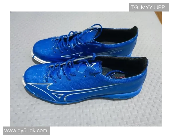 锐步足球鞋助力球场表现提升让每一次奔跑都充满自信与激情